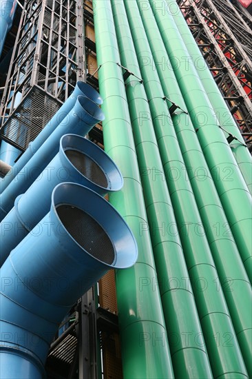 France, Paris 4e, beaubourg, centre Pompidou cote rue du renard, tuyauterie, architectes renzo piano et richard rogers, tubes,