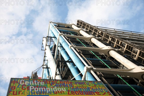 France, Paris 4e, beaubourg, centre Pompidou cote rue du renard, tuyauterie, architectes renzo piano et richard rogers, tubes,