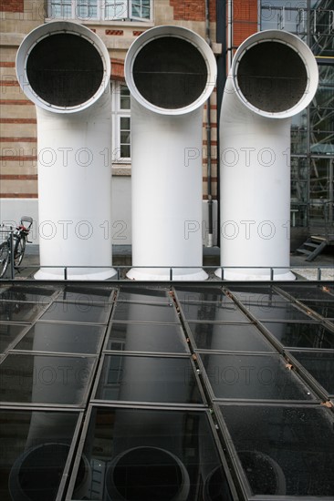 France, Paris 4e, beaubourg, architecte renzo piano, place Stravinsky, IRCAM, tubes, verriere,