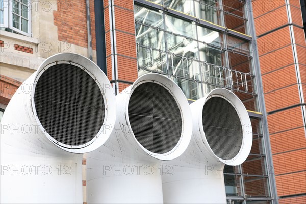 France, Paris 4e, beaubourg, architecte renzo piano, place Stravinsky, IRCAM, tubes, verriere,