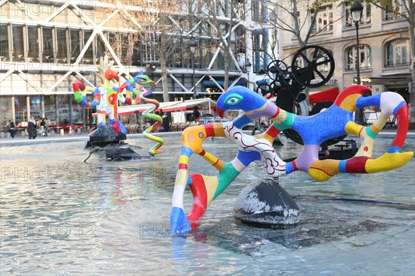 France, paris 4e, beaubourg, place stravinsky, fontaine stravinsky, Niki de saint Phalle et Jean Tinguely, artistes,