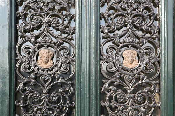 France, Paris 4e, ile de la cite, quai aux fleurs, maison d'heloise et abelard, porte ferronnerie avec figures, medaillons,