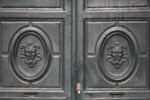 France, Paris 4e, ile saint Louis, hotel lambert, detail des portes donnant sur le quai d'anjou, visages, figures, mascarons,