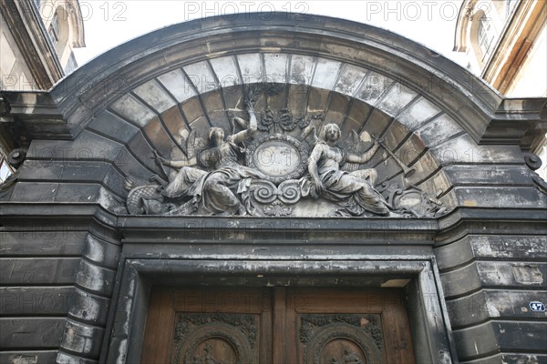 France, Paris 4e, le marais, rue vieille du temple, hotel Amelot de bisseul, aussi nomme hotel des ambassadeurs de hollande, detail portail,