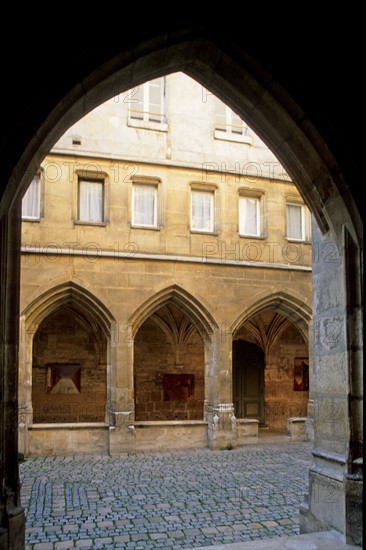 France, Paris 4e, le marais, cloitre des billettes, 24 rue des archives, vestige medieval aujourd'hui lieu d'expositions, voutes, arcades, cour