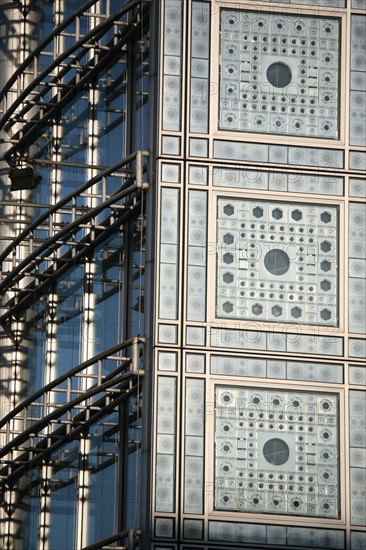 France, Paris 5e, institut du monde arabe, jean nouvel architecte, place mohammed V, detail des fenetres a diaphragme, moucharabieh,