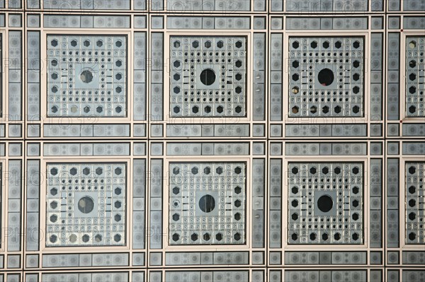 France, Paris 5e, institut du monde arabe, jean nouvel architecte, place mohammed V, detail des fenetres a diaphragme, moucharabieh,