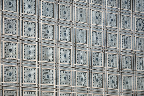 France, Paris 5e, institut du monde arabe, jean nouvel architecte, place mohammed V, detail des fenetres a diaphragme, moucharabieh,