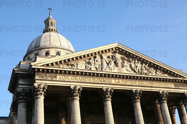 France, Paris 5e, place du pantheon, fronton et coupole du pantheon face a la rue Soufflot, fronton, aux grands hommes la patrie reconnaissante,
Fronton sculpte par David d'Angers.