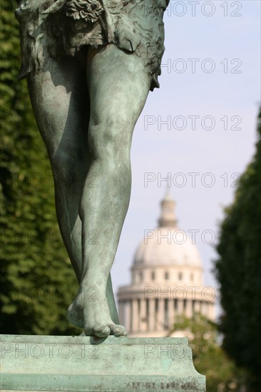 France, Paris 5e, jardin du Luxembourg, allee du parc, detail sculpture, coupole du pantheon au fond