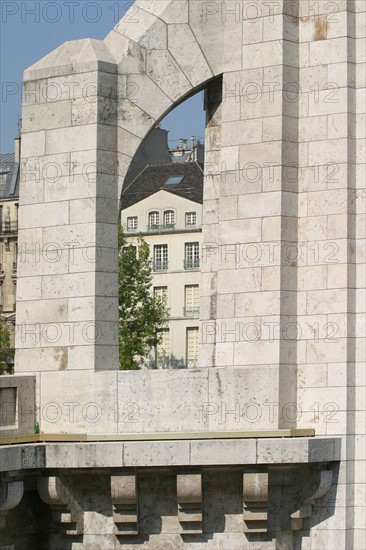 France, paris 5e, pont de la tournelle, seine, arche, statue, quai de bethune, ile saint louis.
Contrefort soutenant la statue de sainte Genevieve sculptee par Paul Landowski en 1928.