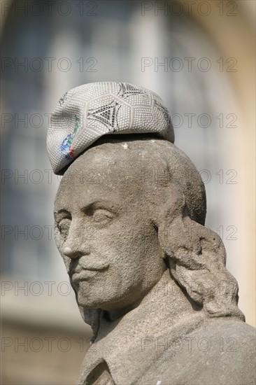 France, Paris 5e, place du pantheon, statue de pierre Corneille, ballon de football sur la tete, humour, sculpteur georges rispail 1952,