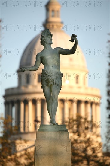 france, Paris 6e, jardin du Luxembourg, pantheon au fond, statue, allee, dome,