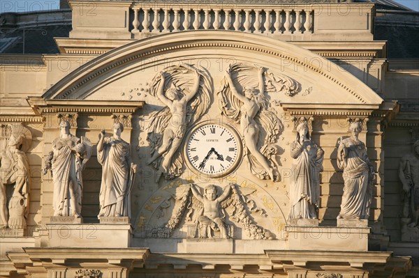 France, Paris 6e, jardin du Luxembourg, fronton du palais du Luxembourg, senat, horloge, bas relief, sculpture, architecte salomon de la brosse,