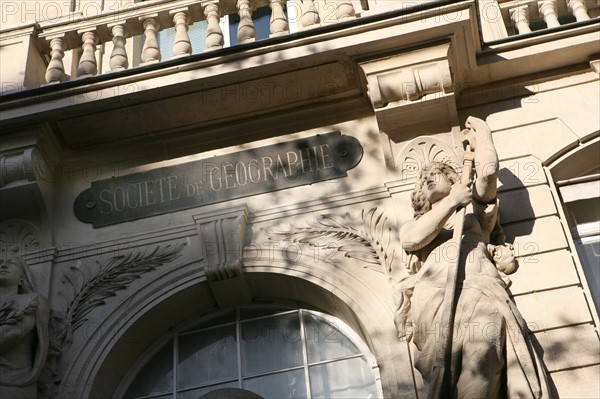 France, Paris 6e, boulevard Saint-Germain, societe de geographie, immeuble, sculpture,