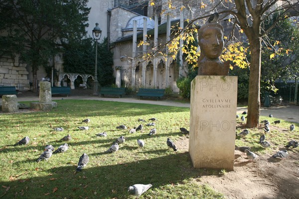 France, Paris 6e, Saint-Germain des pres, square laurent prache, buste de Dora Maar par Picasso "la poesie", pigeons