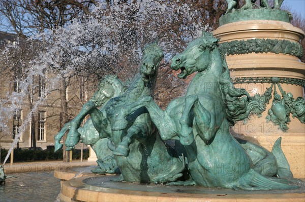 France, Paris 6e, avenue de l'observatoire, fontaine Carpeaux, les quatre parties du monde, chevaux de Fremier et globe de Legrain (1867)