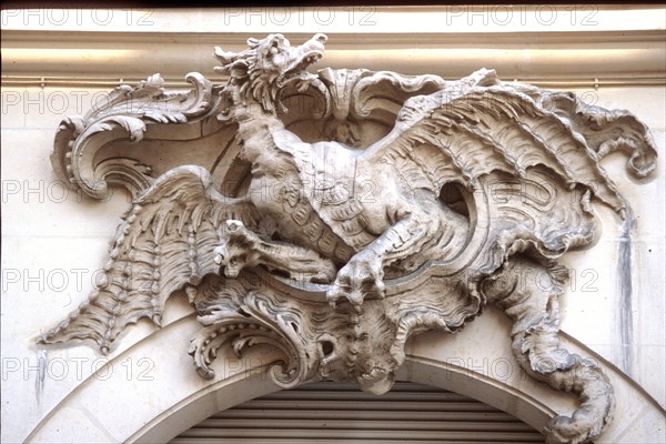 France, Paris 6e, cour du dragon, 50 rue de rennes, bas relief haut de porte,