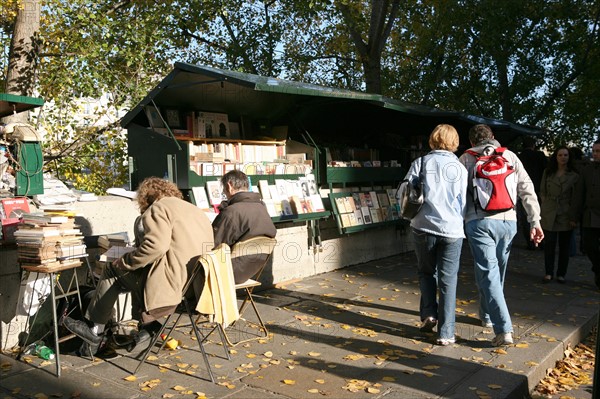 France, Paris 6e, bords de Seine, quai de conti, bouquinistes, touristes, livres anciens,