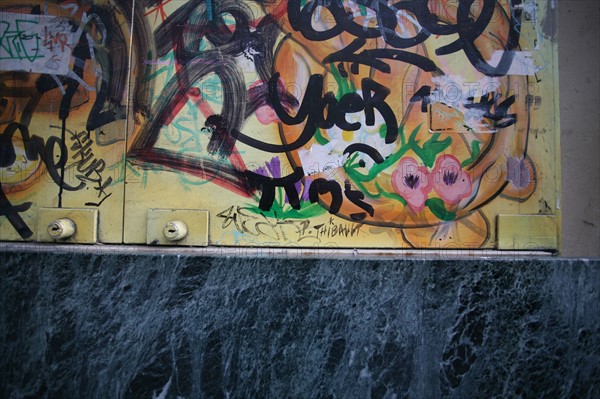 France, Paris 6e, rue vavin, mur, boutique, salete, graffiti, tags,