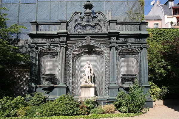 France, Paris 7e, hotel particulier, Hotel de Matignon, 56 rue de Varenne, 1er ministre, detail de mascaron de l'aile gauche de la courjardin, grand treillage