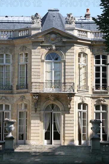 France, Paris 7e, hotel particulier, Hotel de Matignon, 56 rue de Varenne, 1er ministre, detail de mascaron de l'aile gauche de la courfacade sur jardin