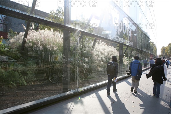 France, paris 7e, musee du quai branly, arts premiers, architecte jean nouvel, passants sur la rue,