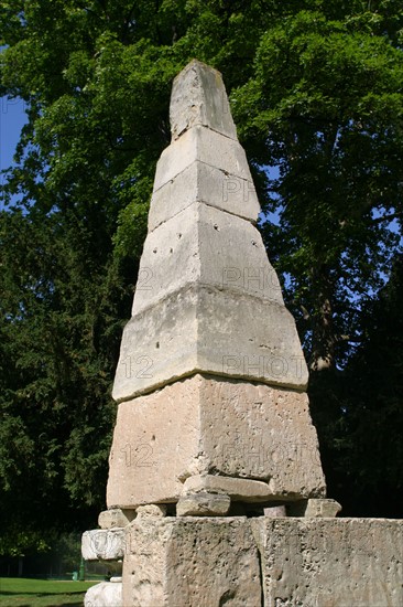 France, Paris 8e, parc Monceau, jardin, obelisque,