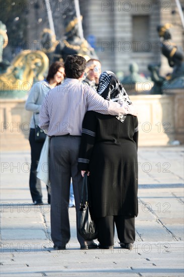 France, Paris 8e, - place de la concorde fontaine, touristes se faisant photographier,