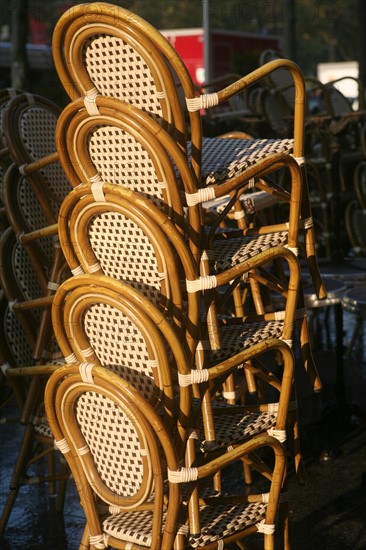 France, Paris 8e, avenue des champs elysees, terrasse, cafe, brasserie, chaises empilees, avant ouverture,