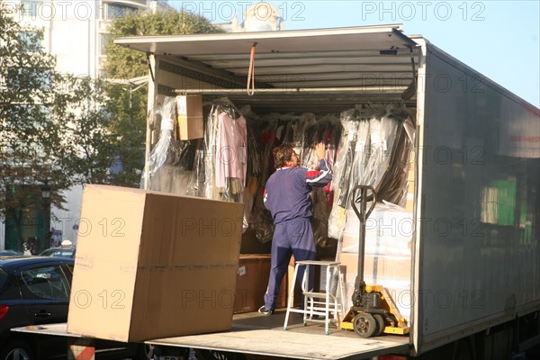 France, Paris 8e, avenue des champs elysees, livreur, camion,