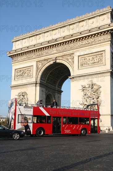 France, Paris 8e -avenue des champs elysees- arc de triomphe - place charles de gaulle etoile, bus a imperiale, tourisme,