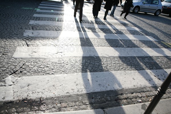 France, Paris 8e, avenue des champs elysees, passage pietons, ombres,