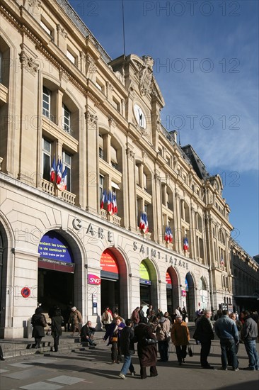 France, Paris 8e, gare saint lazare, cour de rome, passants, sncf,