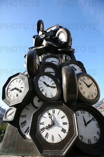 France, paris 8e, gare saint lazare, cour du havre, "l'heure de tous" statue d'Arman (1985)