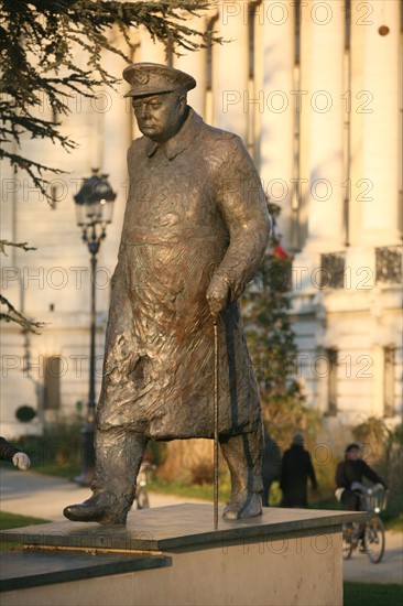 France, paris 8e, statue devant le Petit Palais - avenue Winston Churchill, sculpure, bronze, oeuvre de jean cardot,