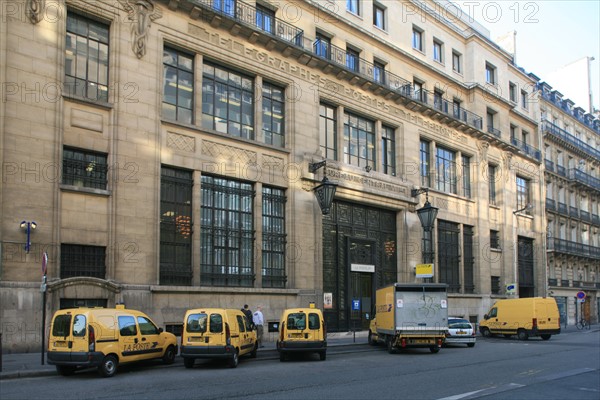 France, Paris 8e, poste, 
49 /51 rue la boetie, vehicules de la poste, service public,