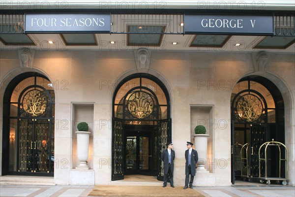 France, Paris 8e, porte de l'hotel George V four seasons, avenue George V