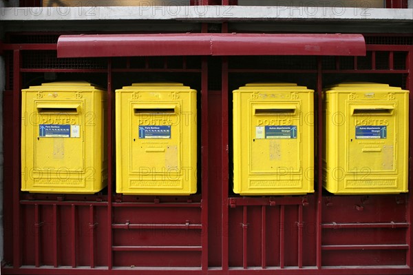 France, Paris 8e, poste rue de berne, boites a lettres jaunes,