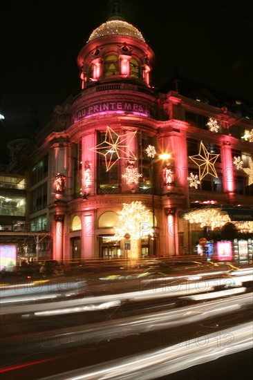 France, Paris 9e au printemps, boulevard Haussmann, grands magasins illumines pour les fetes de noel, 2007, circulation automobile,