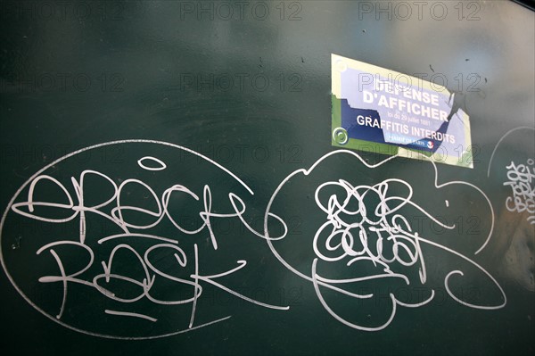 France, Paris 10e, boulevard saint martin, tags, graffiti, salete, panneau defense d'afficher,