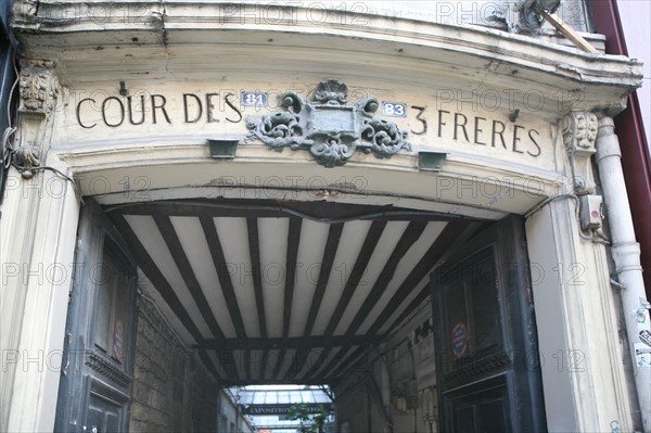 France, Paris 11e, faubourg saint antoine, quartier autrefois dedie aux metiers de l'ameublement, cour des trois freres