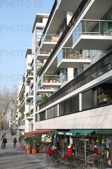 France, Paris 12e, immeuble en bordure du parc de Bercy, balcons,