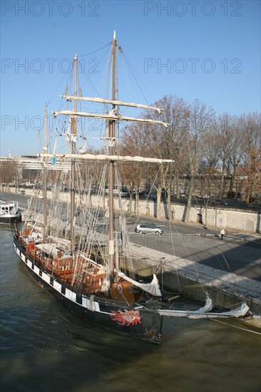 France, Paris 12e, la Seine, navire La Boudeuse amarre quai de Bercy