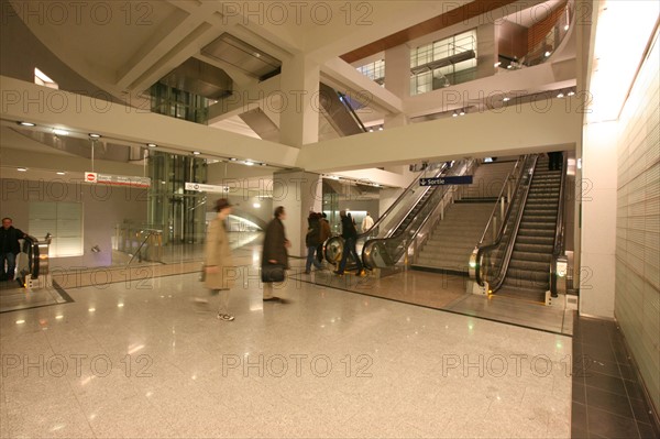 France, Paris 13, station de metro olympiades, ligne 14 ouverte en 2007, couloirs et escalators, RATP,