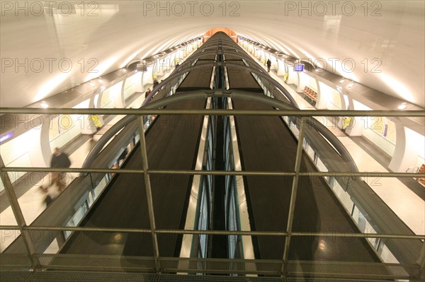 France, Paris 13, station de metro olympiades, ligne 14 ouverte en au dessus de la voie, RATP,