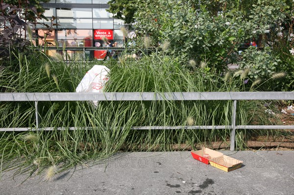 France, Paris 13e, quartier bibliotheque Francois Mitterrand, quai Francois Mauriac pollution face au fast food Quick, salete, trottoir, dechets, developpement durable, detritus,