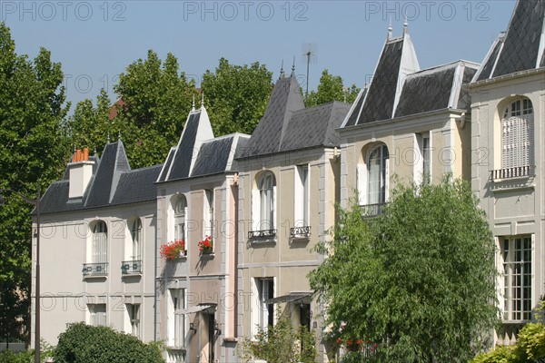 France, Paris 13e, maisons rue du Dr Leray, pavillons identiques, toitures en fer de hache,