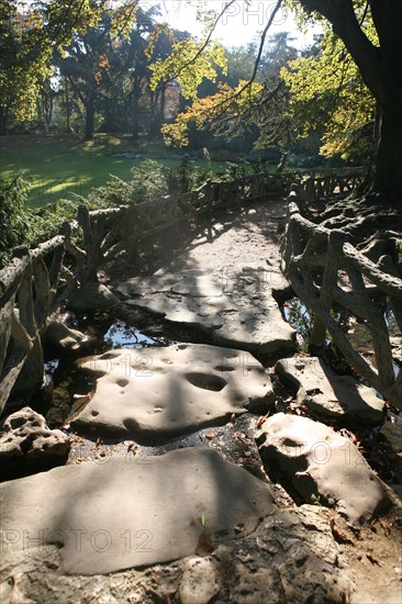 France, Paris 14e, parc Montsouris, jardin, alphand, chemin de ciment, eau, cascade,