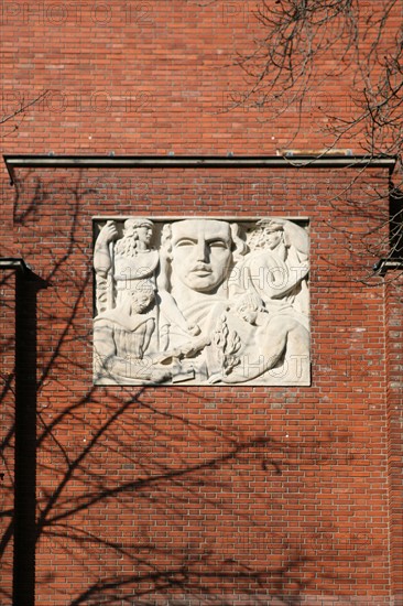 France, Paris 14e, hotel de ville, mairie annexe, 12 rue Durouchoux, batiment en briques, art deco, bas relief,